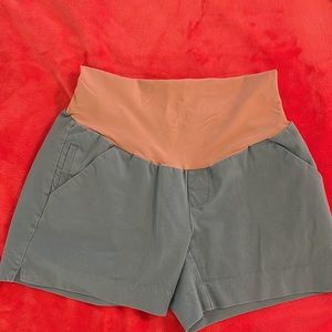 A Pea in the pod size medium maternity shorts with belly band and pockets.